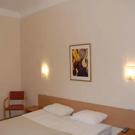 Knights Court 3*